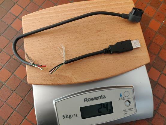 Durchgeschnittenes & gekürztes Di2 Ladekabel. Wartet auf einer Waage aufs wieder verbinden (löten). Die Wagge zeigt 24 Gramn
