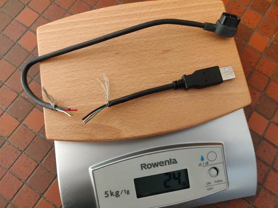 Durchgeschnittenes & gekürztes Di2 Ladekabel. Wartet auf einer Waage aufs wieder verbinden (löten). Die Wagge zeigt 24 Gramn