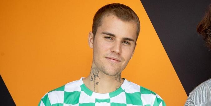 ジャスティン・ビーバーは最近「暗い日々」を過ごしており、「多くの困難に直面している」と関係者が語る - Esquire