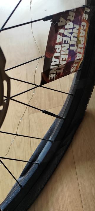 Pneu de vélo crevé.