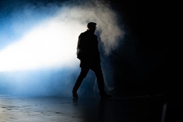 Horst Thieme Slam Master (MC) and organizer of the bavarian poetry slam masters in Augsburg 2025 walks on stage.