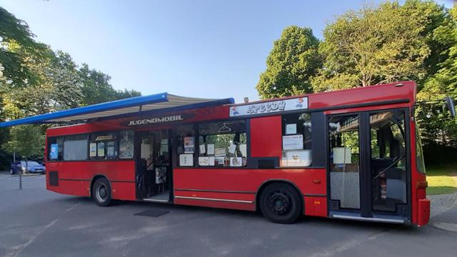Der rote, umgebaute Linienbus vom Kleinen Muck