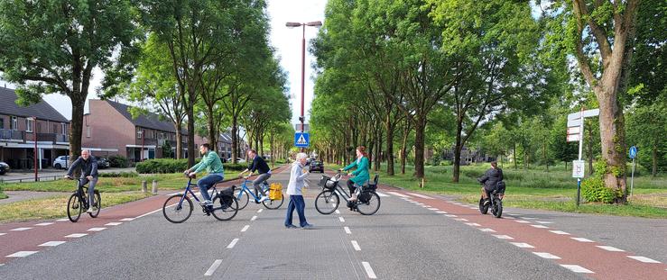 Fietsers en een voetganger steken de Batauweg over.
