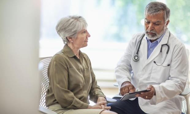 Una anciana en la consulta de un médico. (Shannon Fagan (Getty Images))