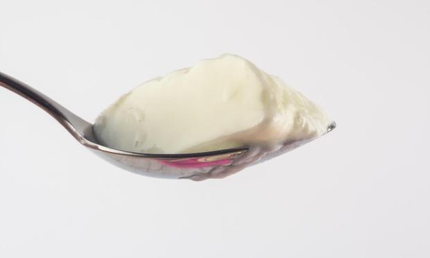 Una cuchara con yogur. (Ana Maria Serrano / Getty Images)