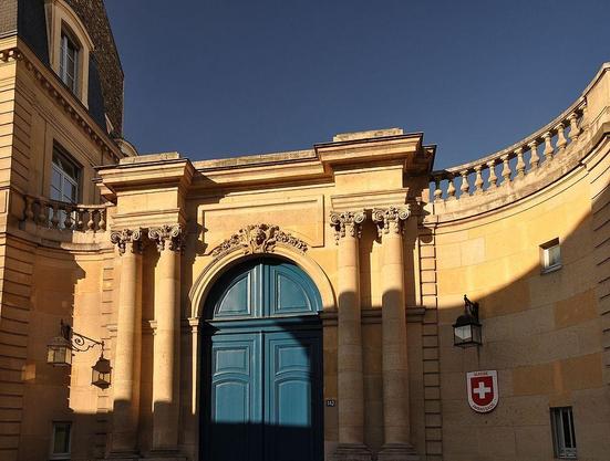 Ancien hôtel de Besenval ou ancien hôtel Chanac de Pompadour, actuellement siège de l'Ambassade de Suisse à #Paris7 (#Paris) Construction XVIIIe siècle. La façade sur jardin et la décoration XVIIIe siècle de la...
Suite 👉 https://monumentum.fr/monument-historique/pa00088705/paris-7e-arrondissement-ancien-hotel-de-besenval-ou-ancien-hotel-chanac-de-pompadour-actuellement-siege-de-lambassade-de-suisse
#Patrimoine #MonumentHistorique
Photo CC-BY-SA 4.0 : Moonik