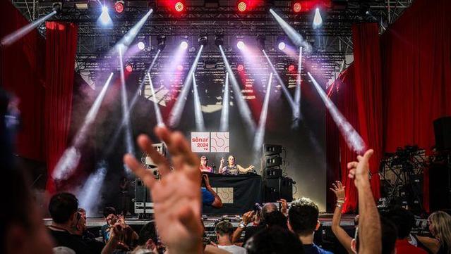 Públic al Sónar Dia durant l'actuació de Miss Kitt l'any 2024 (ACN/Jordi Borràs)