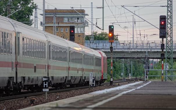 Durchfahrender IC1, HI-Signale und Asphalt-Bahnsteig in Schönefeld