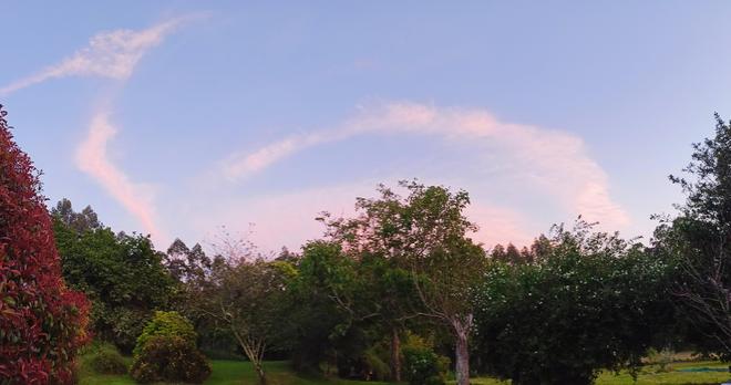 Solpor no xardín con nubes en curioso ronsel espiral