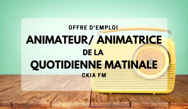 Affiche "Offre d'emploi , Animateur/animatrice de la quotidienne matinale, CKIA FM " l'image de fond est une radio d'apparence vintage, aux coins arrondis, jaune citron,  posée sur une table en planches de bois vernies, devant un mur bleu-vert pâle .
