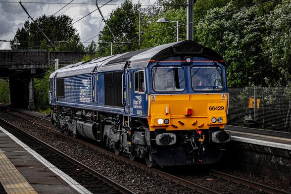 DRS Class 66, 66429, pulling through Whifflet station