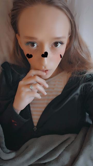 Scarlet takes a selfie with a Snapchat heart filter.
