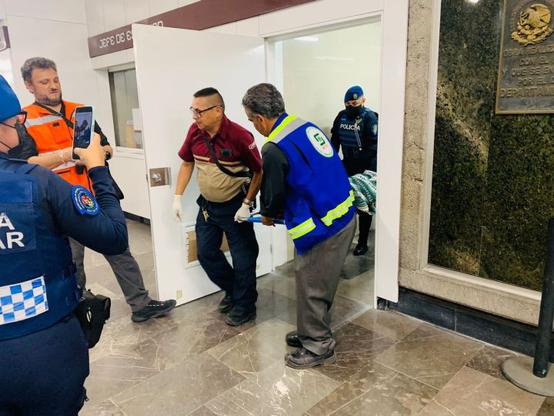 Socorristas atienen a mujer en labor de parto en el metro