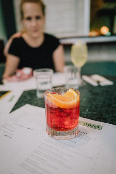 Negroni, please. A glas with negroni and a slice of orange.