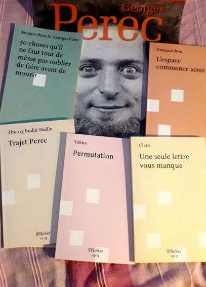 Couvertures de cinq livres de la collection Perec 53 aux éditions L'Oeil ébloui, dont les deux lus ce matin :
"L'espace commence ainsi"/ François Bon. 
"Permutation"/ Yokna. 
Avec entre les couv's des bouquins, le visage souriant de Georges Perec.