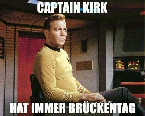 Ein Bild von Captain Kirk auf der Brücke der Enterprise.

Dazu der Text: "Captain Kirk hat immer Brückentag."