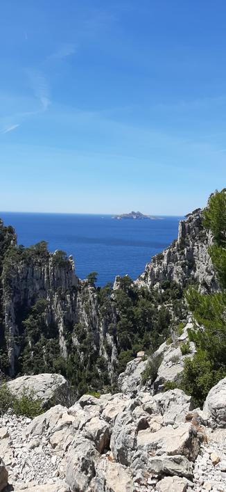 Vu au dessus de la calanque le "mur" formant un v et découvrant la mer . Au fond l´ile du Riou.