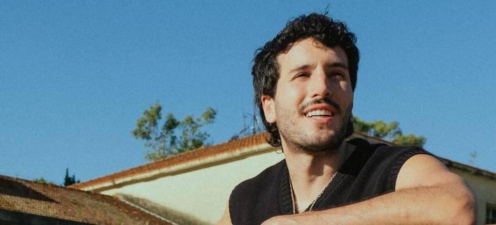 Sebastián Yatra, posa con un coche antiguo en una imagen promocional de su nuevo disco, Milagro (2025) / Universal Music