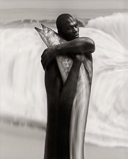 un homme et un poisson enlacés