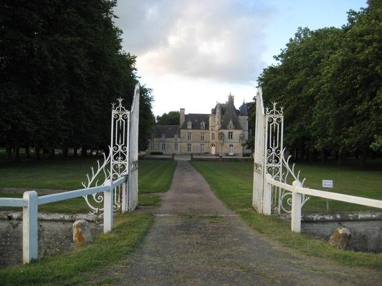 Château à #LionsurMer (#Calvados) Le château se compose d'un corps de logis des XVIIe et XVIIIe siècles, et d'un pavillon en retour d'équerre vers le midi, construit vers 1540. A proximité se trouve la chapelle...
Suite 👉 https://monumentum.fr/monument-historique/pa00111469/lion-sur-mer-chateau
#Patrimoine #MonumentHistorique
Photo CC-BY-SA 4.0 : Karldupart