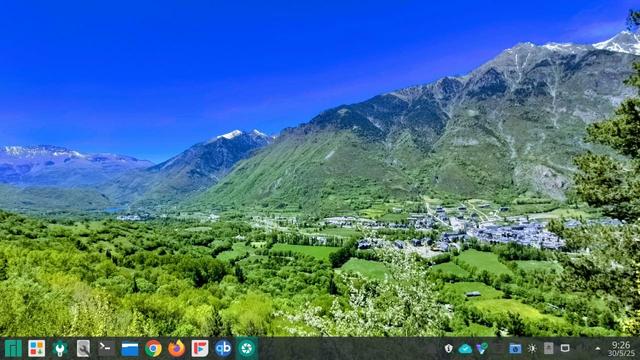 Captura de pantalla de escritorio de ordenador de manjaro con el valle de Benasque.