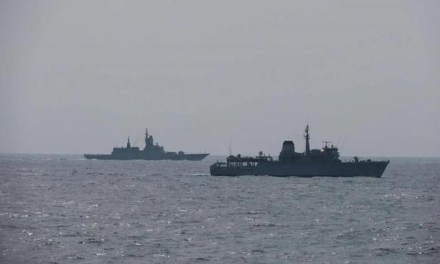 El HMS Hurworth rastreando al RFN Stoikiy, en una imagen oficial. (Royal Navy UK)