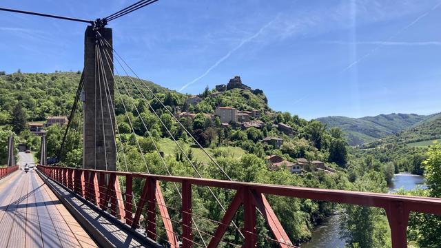 Vue sur la chapelle de Saint-Ilpize depuis le pont métallique qui enjambe la rivière Allier.