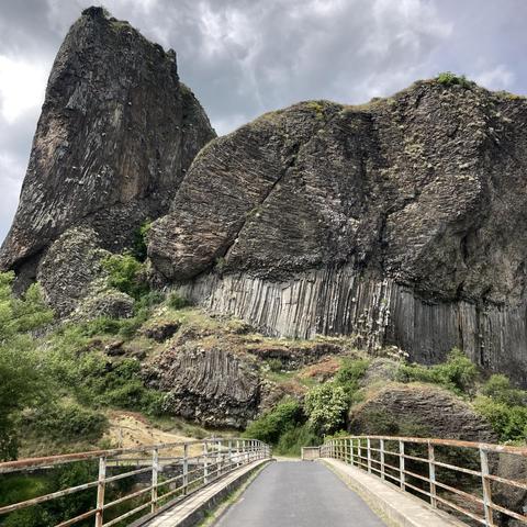 Vue sur les orgues basaltiques depuis le pont de Prades.