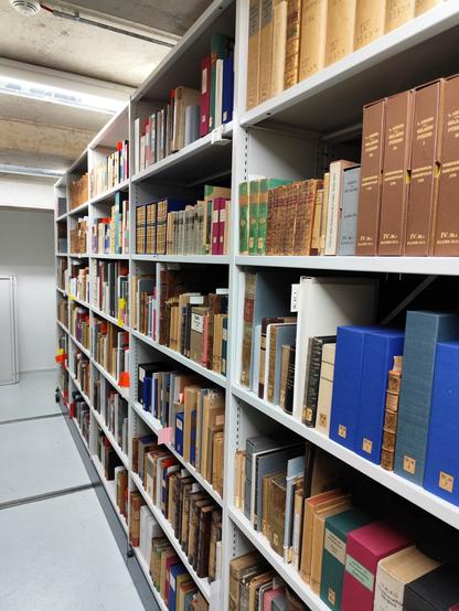 Foto: langes Regal im Magazin mit Büchern. DNB Leipzig.