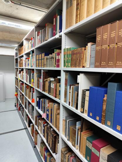 Foto: langes Regal im Magazin mit Büchern. DNB Leipzig.