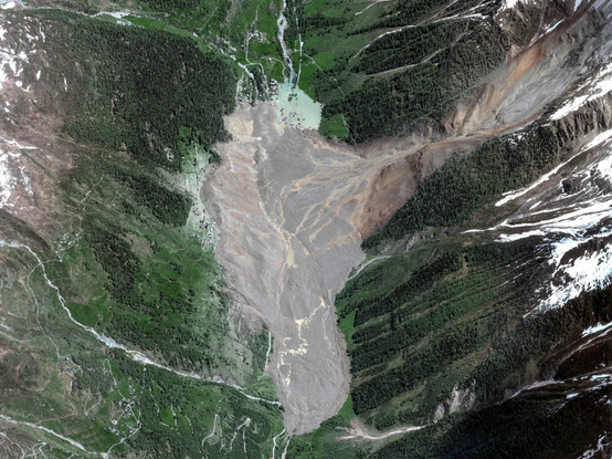 Satelittenbild zeigt das Tal mit den Geröllmassen