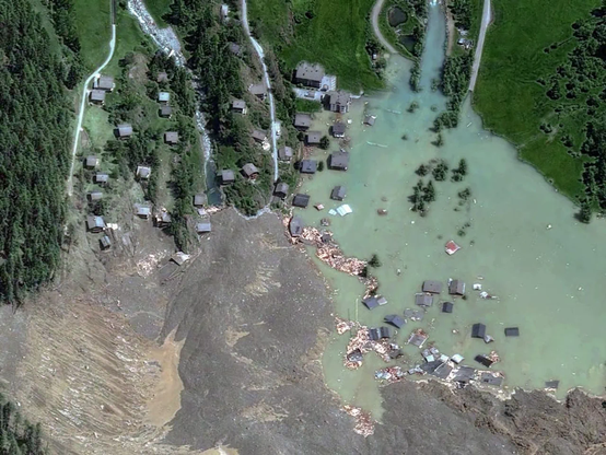 Satelittenbild zeigt den aufgestauten See oberhalb von Blatten