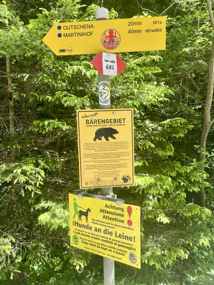 Gelbe Wandertafel mit Bärengebiet Hinweis