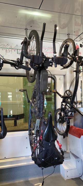 Vélo suspendu dans un train de banlieue