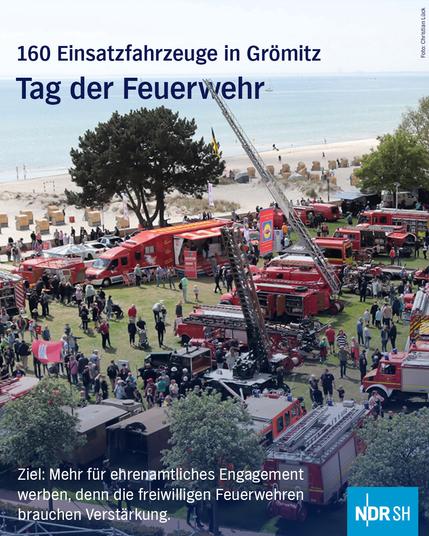 Bild: Dutzende Feuerwehr-Fahrzeuge stehen unweit des Strands von Grömitz

Text: 160 Einsatzfahrzeuge in Grömitz.
Tag der Feuerwehr

Ziel: Mehr für ehrenamtliches Engagement werden, denn die Freiwilligen Feuerwehren brauchen Verstärkung.