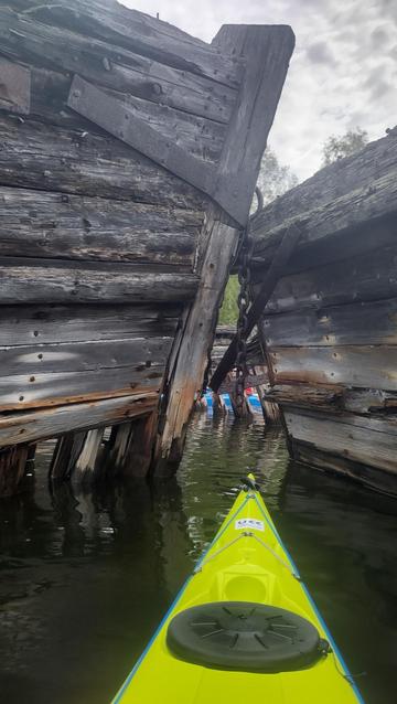 A kayak between swipwrecks