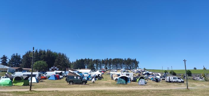 300 astronomes amateurs réunis sous le soleil de Craponne sur arzon. Tentes, camping-cars et instruments se sonde installés pour le week-end de l'ascension