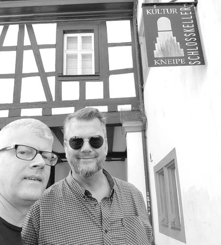 Zwei Männer vor dem Eingang zum Schlosskeller im Markgrafenschloss in Emmendingen.