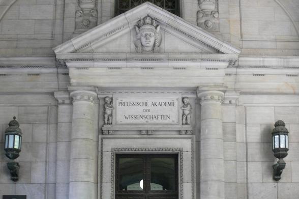 Entrance to the Academy of Science wing of the State Library of Berlin. Photo: Andreas Praefcke (CC BY 3.0)