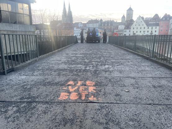 AfD Verbot mit Sprühkreide auf Gehweg in Regensburg