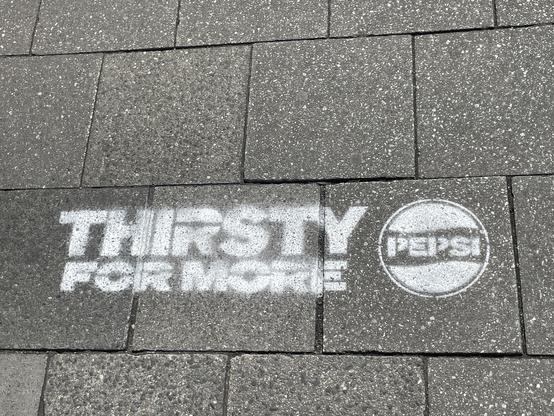 Pepsi Werbung mit Sprühkreide auf Gehweg in München