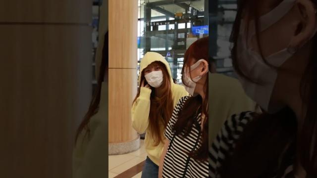 ME:I 笠原桃奈、出国の密着カメラです...「今日も笑い出した女神」 #shorts