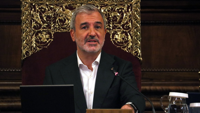 L'alcalde de Barcelona, Jaume Collboni, durant el ple municipal que ha aprovat el trencament de relacions amb Israel (ACN / Pol Solà)