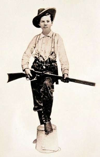 Pearl Hart attired in men's clothing, in a cowboy hat, suspenders, and carrying a gun. By Unknown photographer - Historian Insight, Public Domain, https://commons.wikimedia.org/w/index.php?curid=54702610