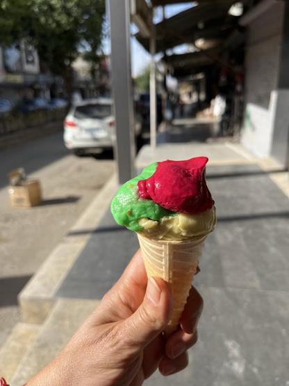 Foto von 3 Kugeln Eis in den Farben Rot, Grün, Gelb