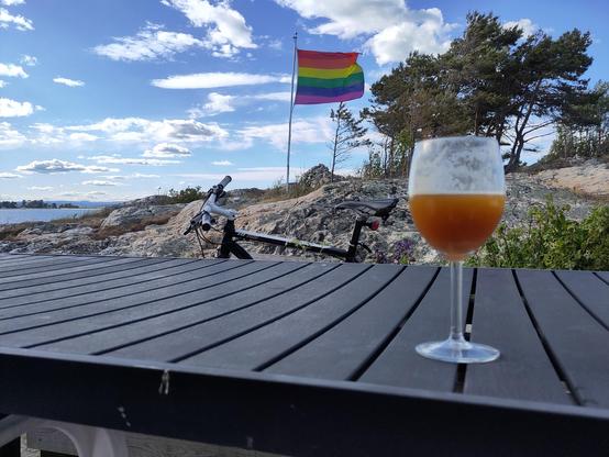 Et glass øl, et prideflagg og Oslofjorden