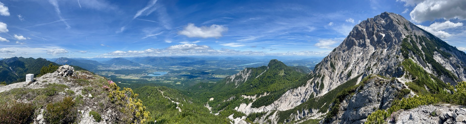 Bergpanorama mit Blick ins Tal des Klagenfurter Beckens mit einigen Seen und vielen Bergen rundum
