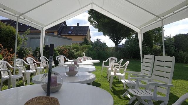 Partyzelt im Garten. Leichte Bewölkung. Die Sonne scheint.