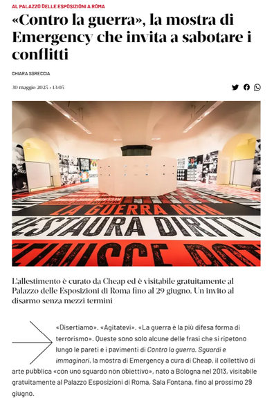 «Contro la guerra», la mostra di Emergency che invita a sabotare i conflitti
Chiara Sgreccia
30 maggio 2025 • 13:05
L’allestimento è curato da Cheap ed è visitabile gratuitamente al Palazzo delle Esposizioni di Roma fino al 29 giugno. Un invito al disarmo senza mezzi termini
«Disertiamo». «Agitatevi». «La guerra è la più difesa forma di terrorismo». Queste sono solo alcune delle frasi che si ripetono lungo le pareti e i pavimenti di Contro la guerra. Sguardi e immaginari, la mostra di Emergency a cura di Cheap, il collettivo di arte pubblica «con uno sguardo non obiettivo», nato a Bologna nel 2013, visitabile gratuitamente al Palazzo Esposizioni di Roma, Sala Fontana, fino al prossimo 29 giugno.