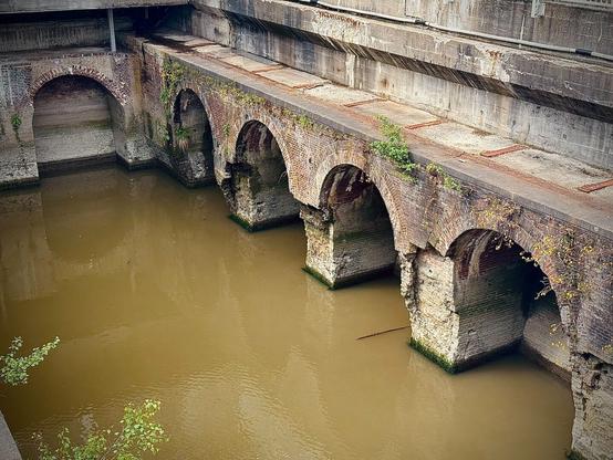 Wasser mit einer alten Mauer. Bröckelt bisschen.